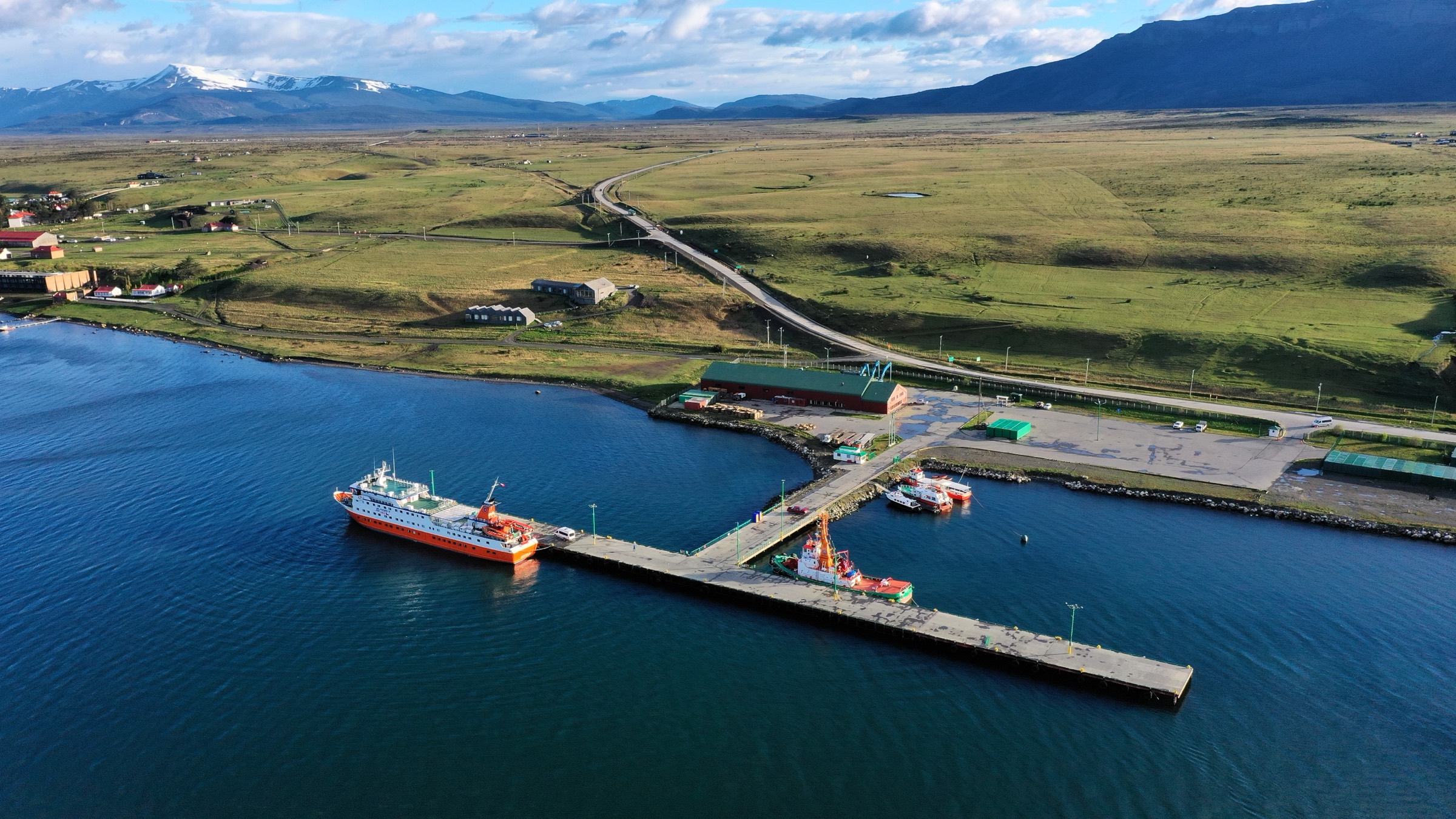 Terminal Patagonia Sur con naves atracadas